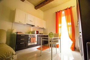Refrigerador, microondas, horno y cafetera y tetera 