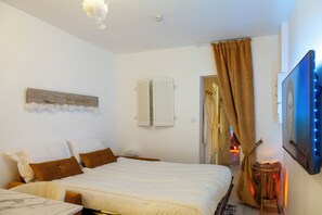 Iron/ironing board, WiFi, bed sheets - Private building in Vierzon • 4 apartments - Spa - For up to 10 people (Vierzon)