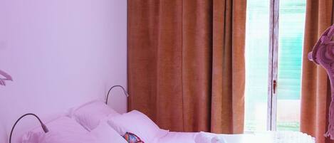 Iron/ironing board, WiFi, bed sheets
