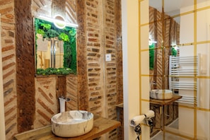 Jetted tub, hair dryer, towels, soap - Private building in Vierzon • 4 apartments - Spa - For up to 10 people (Vierzon)