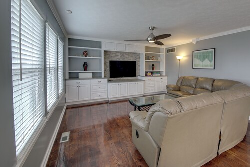 3 Mi to Butler U: Family-friendly Indy Home