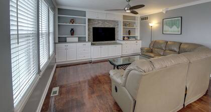 3 Mi to Butler U: Family-friendly Indy Home