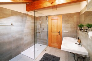 Glückswinkel | Bathroom | Hair dryer, towels, soap, toilet paper - MyWinkl-Design-Ferienwohnungen  (Reit im Winkl)