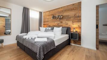 Superior Duplex, Mountain View | In-room safe, blackout drapes, iron/ironing board, free WiFi