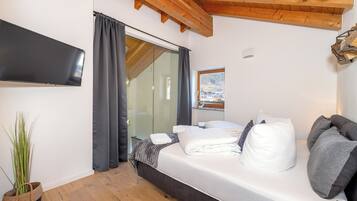 Superior Duplex, Mountain View | In-room safe, blackout curtains, iron/ironing board, free WiFi