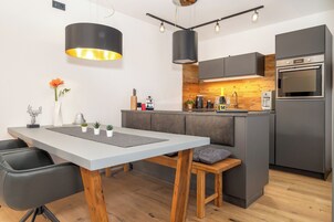 Máquina de café espresso, cafetera o tetera y frigorífico grande