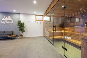 Um interior moderno com balcão de recepção, área de estar e divisória de vidro.