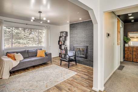 House (2 Bedrooms) | Interior. 3 Mi to Geha Field at Arrowhead: Easy Match Access