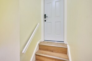 Interior - Walk to Park & Public Transit: Jersey City Apt (Jersey City)