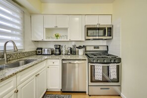 Interior - Walk to Park & Public Transit: Jersey City Apt (Jersey City)