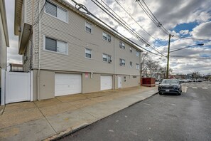 Interior - Stay & Play in Jersey City! Walk to Path & Park (Jersey City)