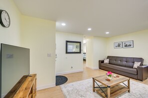 Interior - Stay & Play in Jersey City! Walk to Path & Park (Jersey City)
