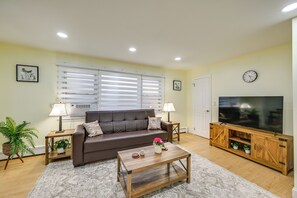 Front of property - Stay & Play in Jersey City! Walk to Path & Park (Jersey City)
