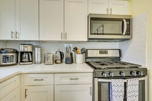 Interior - 6 Mi to Lower Manhattan: Apt w/ Shared Patio! (Jersey City)