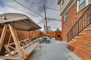 Interior - 6 Mi to Lower Manhattan: Apt w/ Shared Patio! (Jersey City)