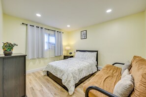 Interior - 6 Mi to Lower Manhattan: Apt w/ Shared Patio! (Jersey City)