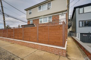 Interior - 6 Mi to Lower Manhattan: Apt w/ Shared Patio! (Jersey City)