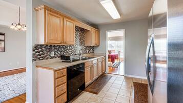 House (4 Bedrooms) | Interior