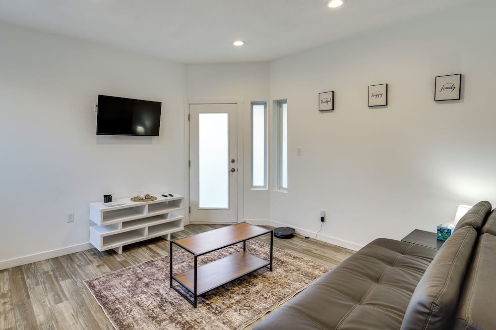 Stunning Peak Views Near Utah Lake! Cozy Getaway - Vivian Park, UT