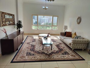 Flat-screen TV - Delightful 3-Bedroom Family Apartment with Garden View opposite to Safiya Garden (Sharjah)