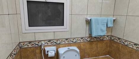 タオル、石鹸、トイレットペーパー