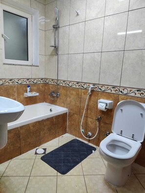 Toallas, jabón, papel de baño 