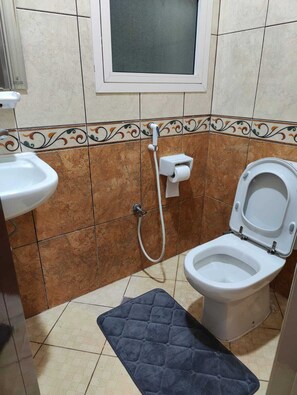 Toallas, jabón, papel de baño 