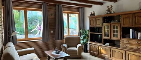 Tabla de planchar con plancha, wifi y ropa de cama