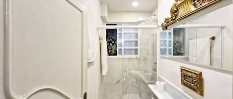 Apartment | Bathroom | Shower, hair dryer, towels, soap