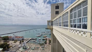 Vista costera con un puerto deportivo, edificios y un puente.