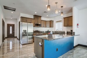 Interior - Fully Updated! Prime Riverside Spot Near Dtwn (Riverside)