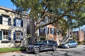 Exterior - Hidden Garden Retreat in the Heart of Downtown Savannah (savannah)