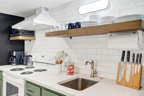 Fridge, microwave, oven, stovetop - Hidden Garden Retreat in the Heart of Downtown Savannah (savannah)