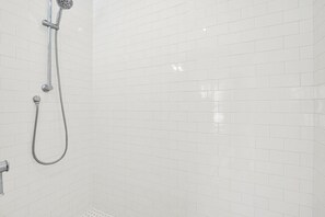 Een douche, een haardroger, handdoeken
