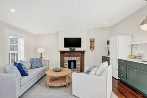 Smart TV - Downtown Savannah Studio Carriage House – Walk Everywhere (Savannah)
