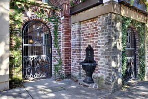 Exterior detail - Downtown Savannah Studio Carriage House – Walk Everywhere (Savannah)