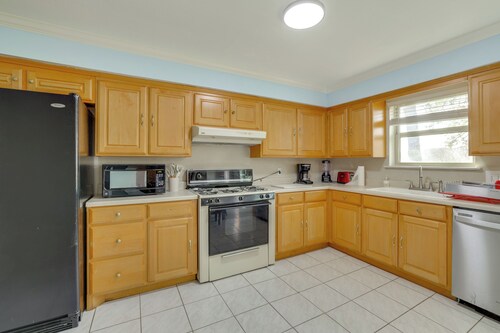 11 Mi to Dtwn Dallas: Charming Home w/ Deck & Yard