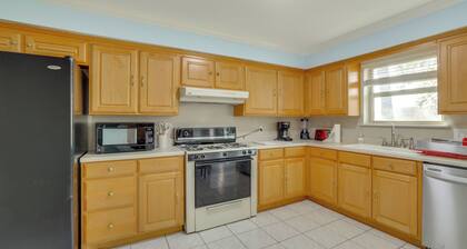 11 Mi to Dtwn Dallas: Charming Home w/ Deck & Yard