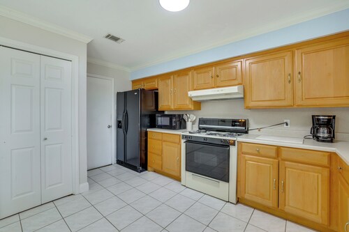 11 Mi to Dtwn Dallas: Charming Home w/ Deck & Yard