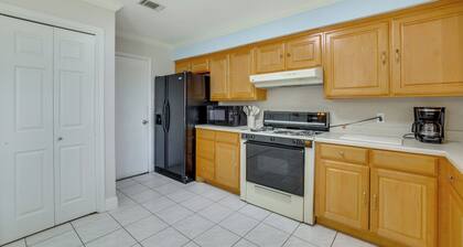 11 Mi to Dtwn Dallas: Charming Home w/ Deck & Yard