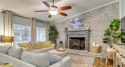 5 Mi to Historic Dtwn Beaufort: Family Gem w/ Yard