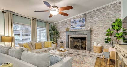 5 Mi to Historic Dtwn Beaufort: Family Gem w/ Yard