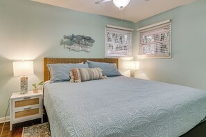 Interior - 5 Mi to Historic Dtwn Beaufort: Family Gem w/ Yard (Beaufort)