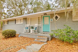 Interior - 5 Mi to Historic Dtwn Beaufort: Family Gem w/ Yard (Beaufort)