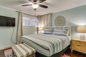 Interior - 5 Mi to Historic Dtwn Beaufort: Family Gem w/ Yard (Beaufort)