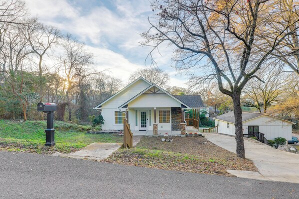 A single-story house with a front porch, a mailbox, and a driveway. - Walk to Avondale Eats & Brews: Urban Getaway (Birmingham)