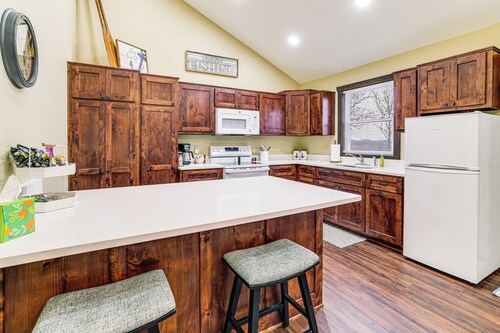 Stunning Views! Table Rock Lake Cabin Near Marina