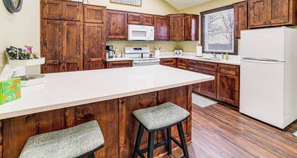 Stunning Views! Table Rock Lake Cabin Near Marina