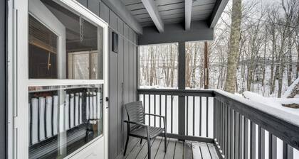 Walk to the Lifts! Skier's Black Mountain Basecamp