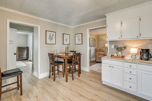 2 Mi to Uptown Lexington: Pet-friendly Getaway!